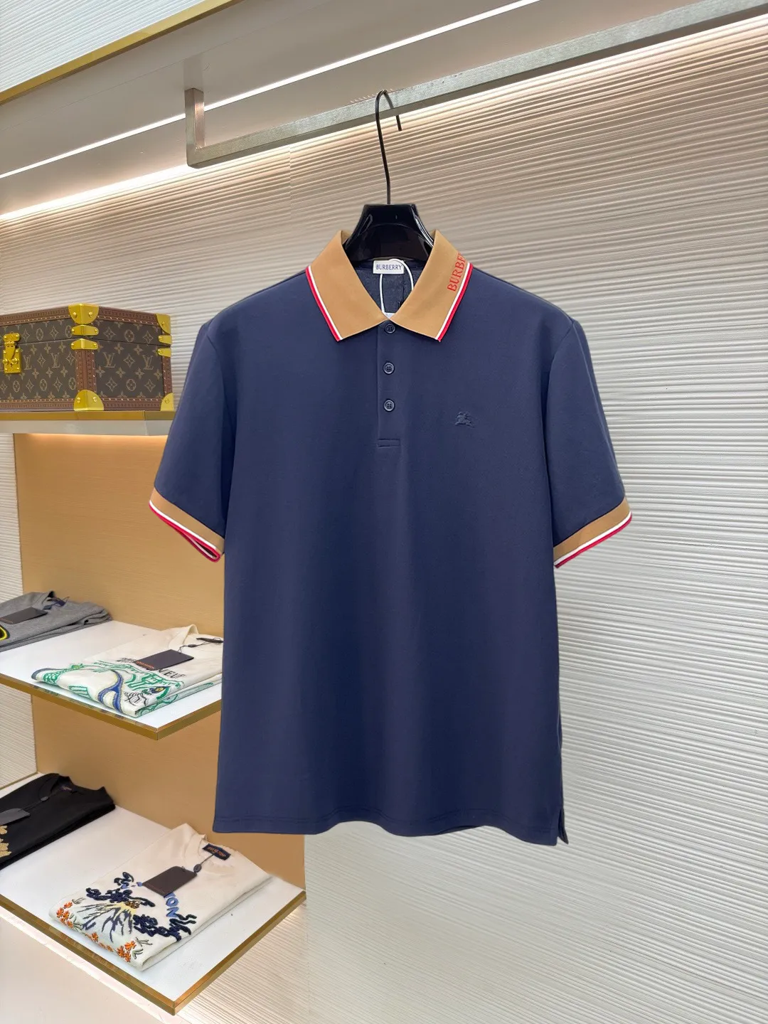 Burberry New Arrival Polo shirt, complete with three labels, original fabric, original customized accessories, official Same Style, made of 210g pure cotton pique fabric, customized same-tank dyed fabric, very comfortable and smooth to the touch, very wide and stylish, produced by the first-line brand Factory, imported Behringer embroidery machine, embroidery is full and textured, the collar rib is woven with imported yarn, does not deform after long-term wear, the most New Arrival style in spring and summer, fashionable and individual Super Versatile and good-looking. It is very suitable for both men and women. It is a must-have for everyone. Size: S-XXL